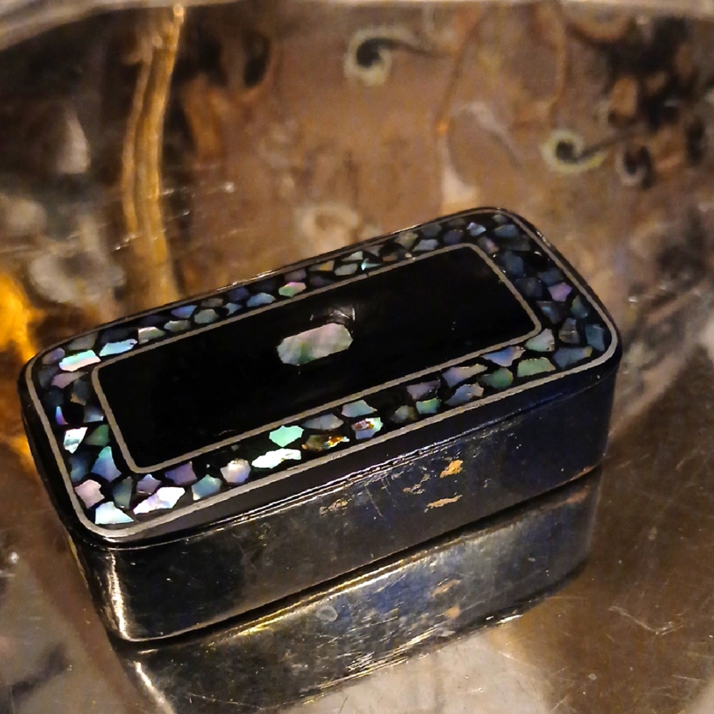 Victorian Black Laquer / Shell Snuff Box
